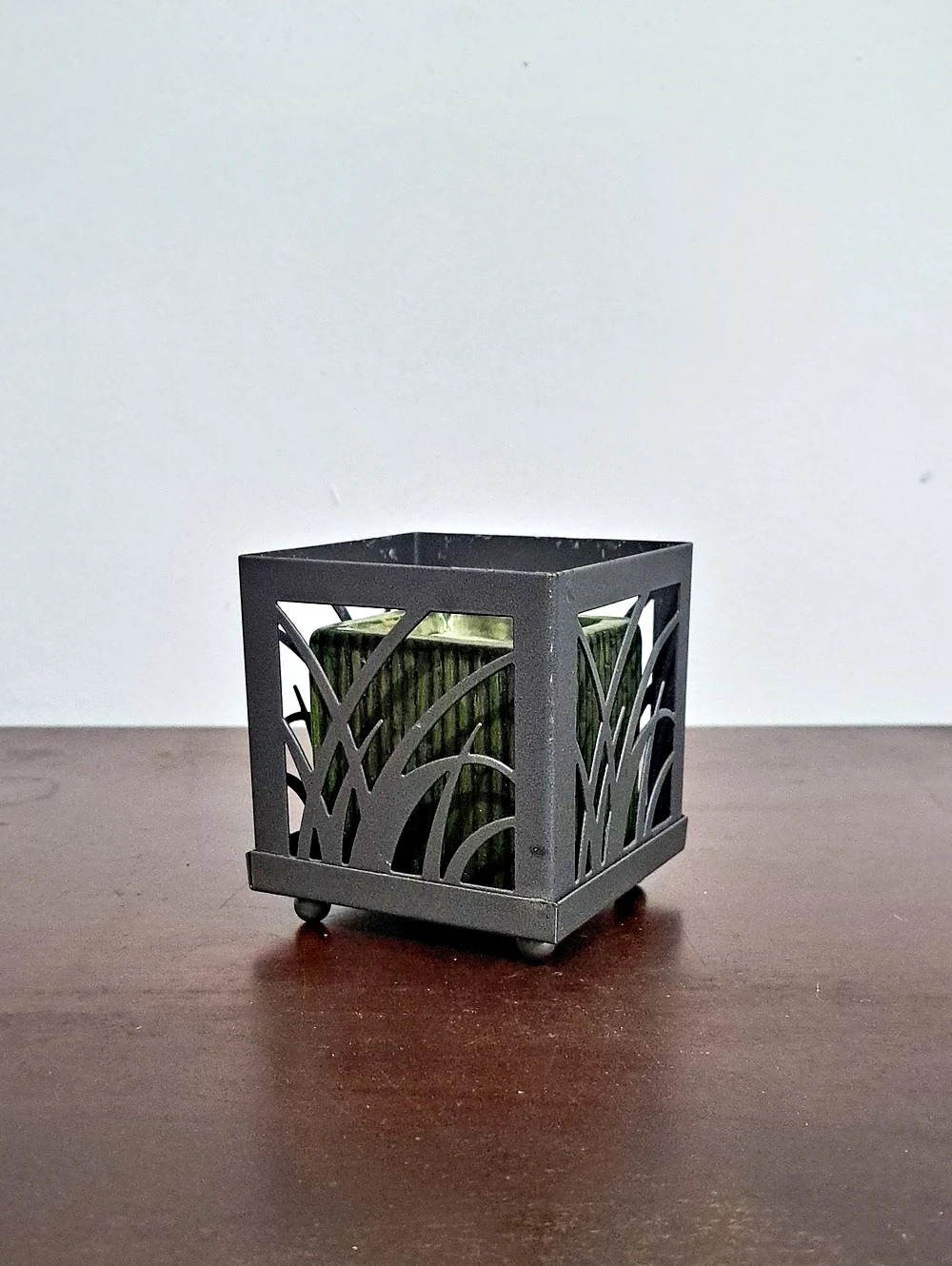 Black Metal Leafy Grass Decorative Candle Holder With Green Candle